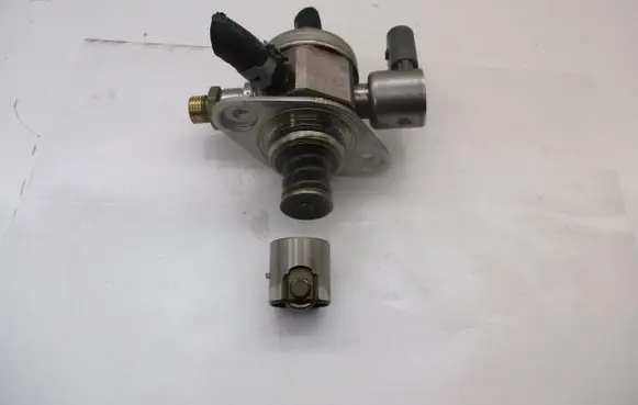 Audi A4 S4 B8 8K Fuel injection high pressure pump 06K127025D 0261520354 CJE