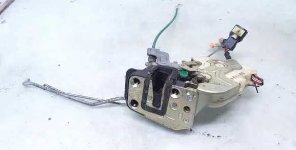 KIA Sorento Front door lock Y02