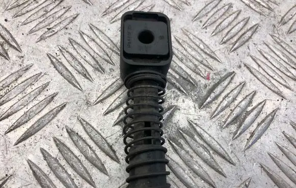 Volkswagen PASSAT B8 Gear shift cable bracket 1K0711761D