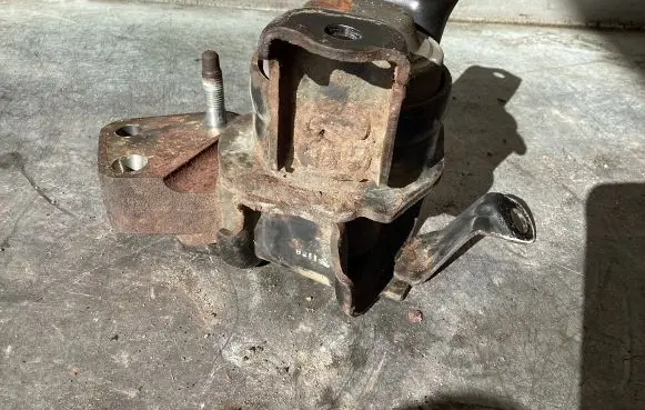 Toyota Corolla E120 E130 Engine mount bracket