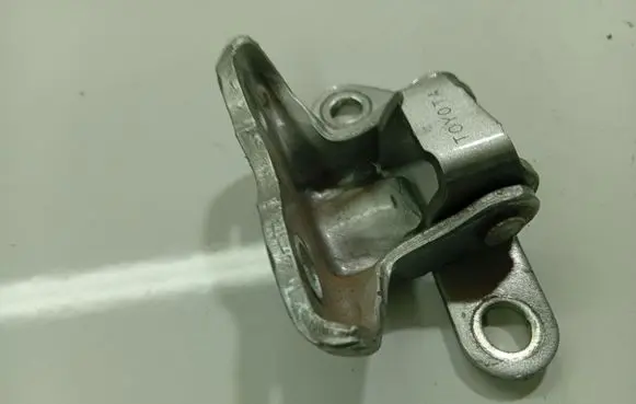 Toyota Avensis T250 Rear door lower hinge 