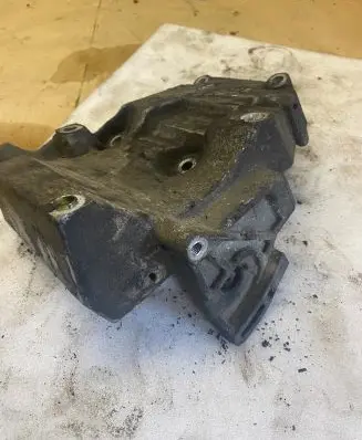 Volkswagen PASSAT B5.5 Engine mounting bracket 038260885C