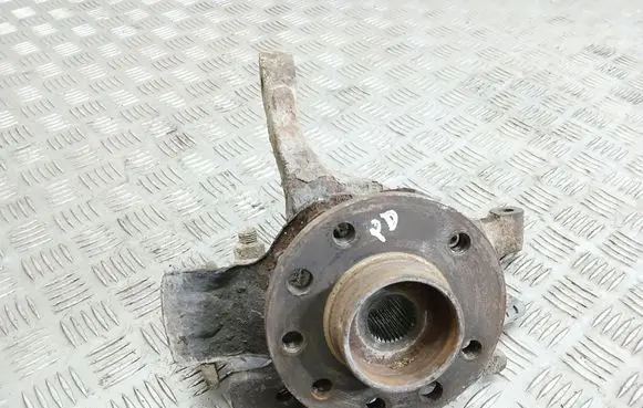 Opel Zafira A Front wheel hub spindle knuckle