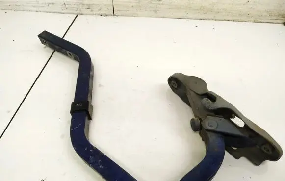 Subaru Legacy Tailgate/trunk/boot hinge