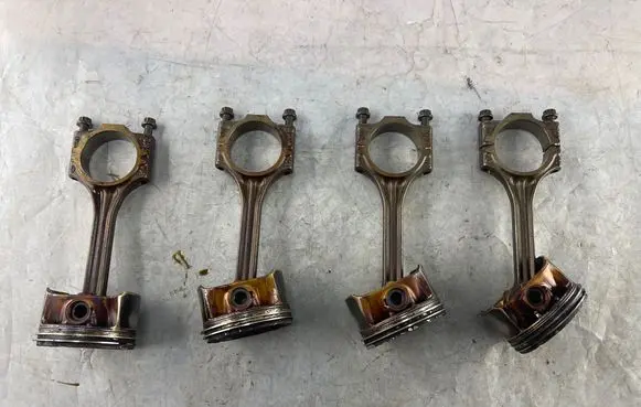 Volkswagen Polo V 6R Piston with connecting rod