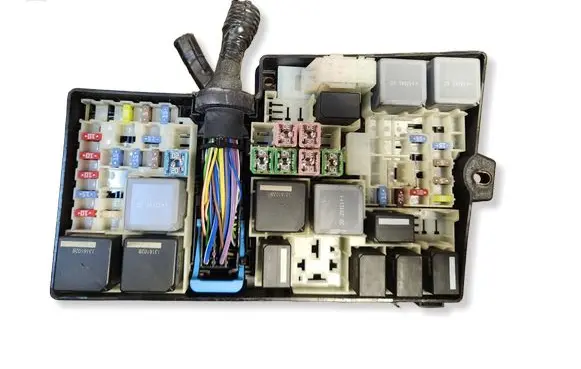 Ford Focus Fuse module 5B0Q10107 AV6T14A067AC