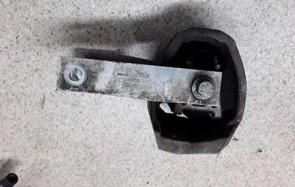 Volvo XC90 Engine mount bracket 31339951