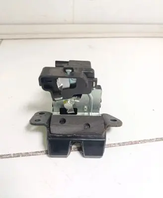 Loading door lock