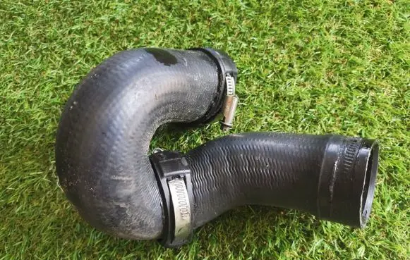 Audi A4 S4 B5 8D Intercooler pipe mounting bracket 