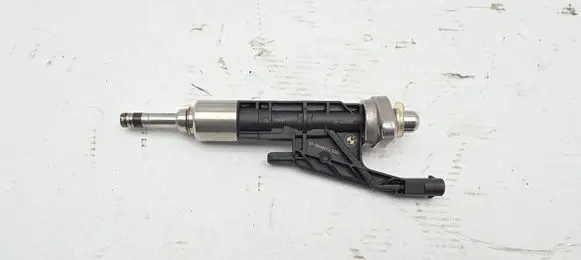 BMW 2 F22 F23 Fuel injector 7639990