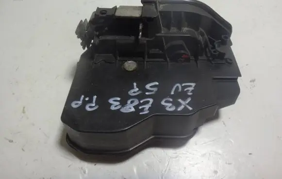 BMW X3 E83 Front door lock 7167074