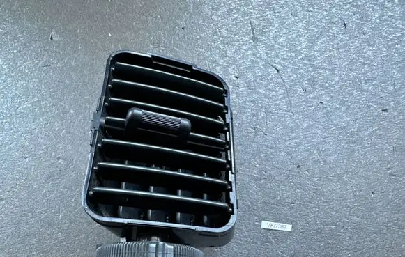 Mitsubishi Pajero Dash center air vent grill MR40244601