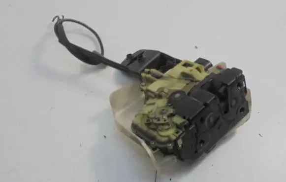 Volkswagen PASSAT B5.5 Front door lock 3B1837015Q