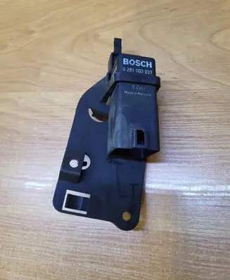 Volvo XC60 Glow plug pre-heat relay 0281003037