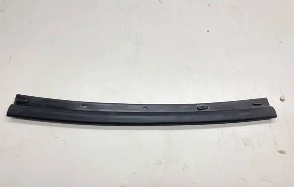 Volkswagen Jetta VI Engine compartment rubber 5C6823708