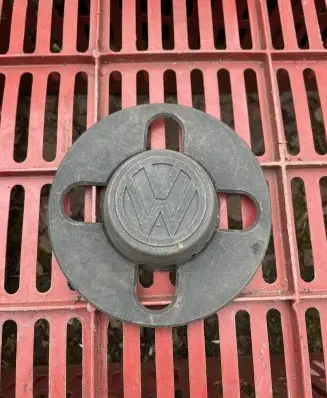 Volkswagen Golf I Original wheel cap 871601171