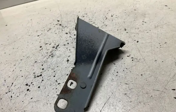 Nissan X-Trail T30 Headlight/headlamp mounting bracket 62217