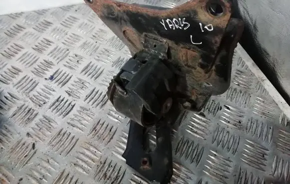 Toyota Yaris Engine mount bracket