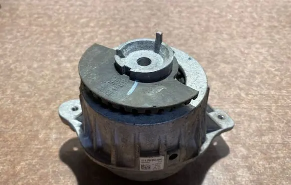 Mercedes-Benz C W205 Engine mount bracket A2052400200