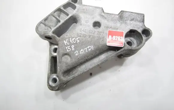 Volkswagen PASSAT B8 Engine mount bracket 04L199207 V210KTS71