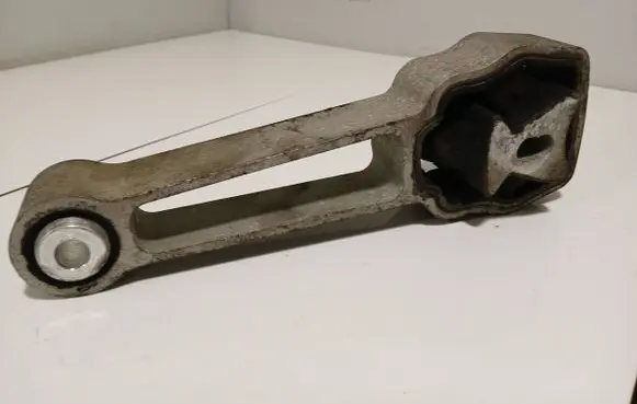 Land Rover Freelander 2 - LR2 Engine mount bracket