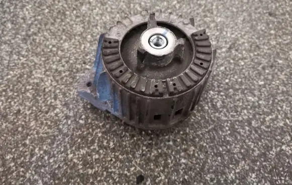 Mercedes-Benz C W204 Engine mount bracket