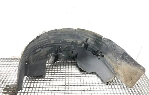 Front wheel arch liner splash guards