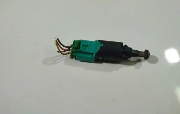 Volkswagen Touareg I Brake pedal sensor switch