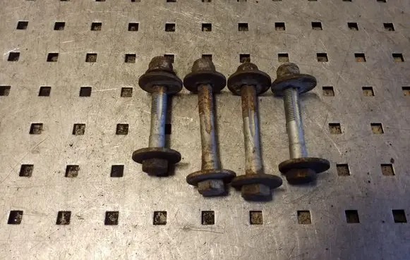 Volkswagen PASSAT B7 Rear suspension camber bolt 