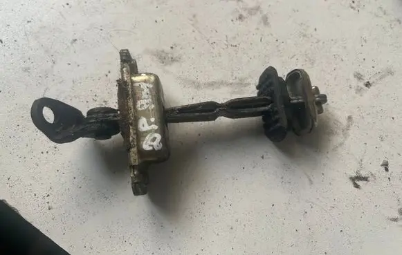 Honda HR-V Front door check strap stopper