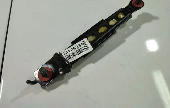 Hyundai i30 Seat belt adjustment rail 