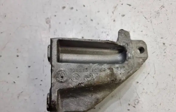 BMW 1 F20 F21 Engine mounting bracket 73681310