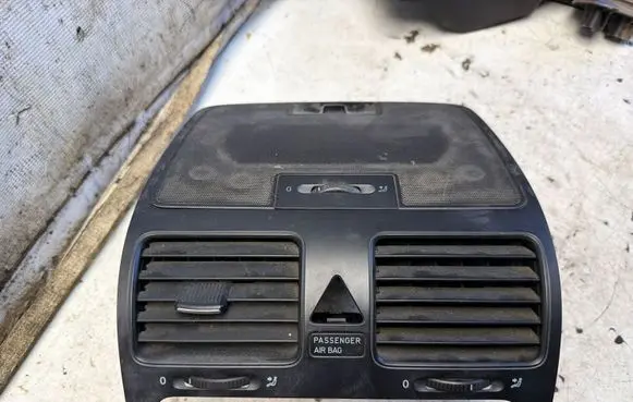 Volkswagen Golf V 1K0819743A