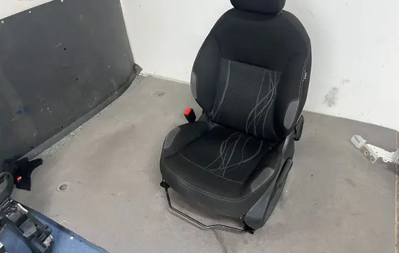 Peugeot 208 I Front driver seat