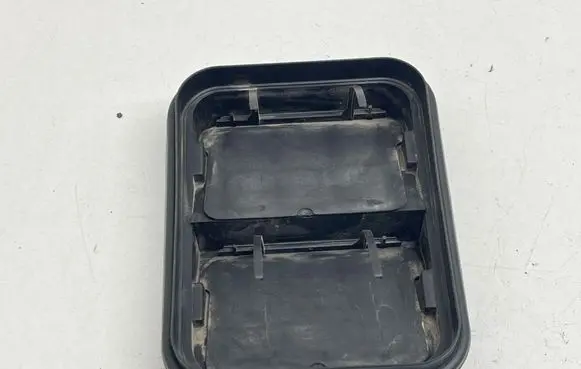 Nissan X-Trail T32 Quarter panel pressure vent 768055HA0A