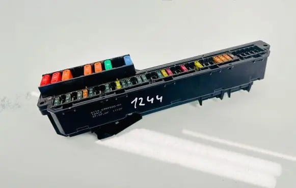 BMW 5 E60 E61 Fuse module 6957330