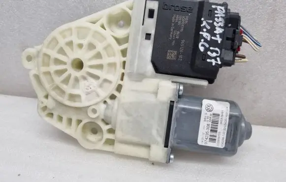 Volkswagen PASSAT B7 Rear door window regulator with motor 3C0959795