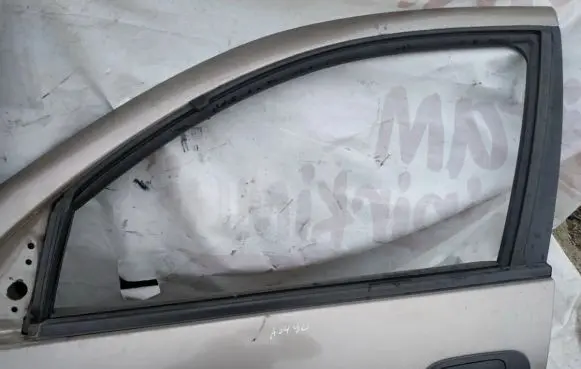 Nissan Almera N16 Front door window glass four-door
