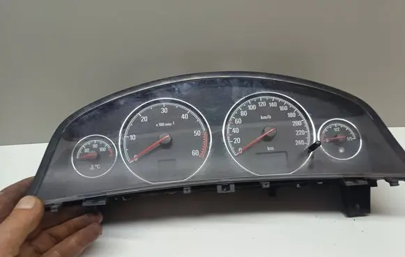 Speedometer (instrument cluster)