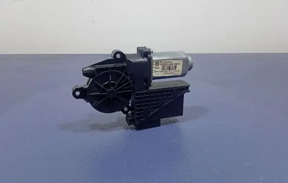 Volkswagen Polo IV 9N3 Front door window regulator with motor 6Y2959801