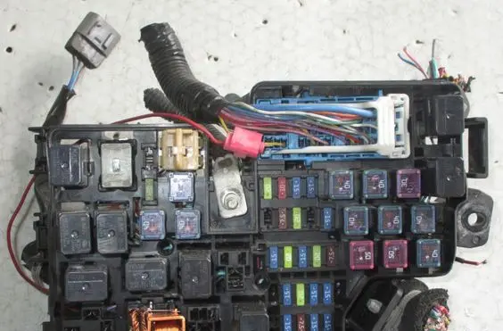 Mazda 3 II Fuse module
