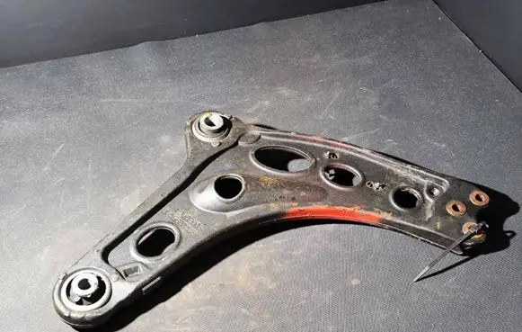 Nissan Primastar Front lower control arm/wishbone 8200395007
