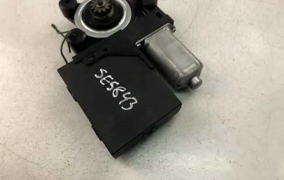 Volvo C30 Front door window regulator motor 979037100