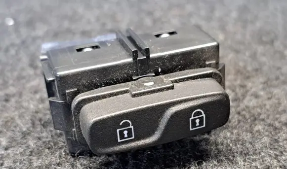 Volvo V70 Central locking switch button 31343099 15W205