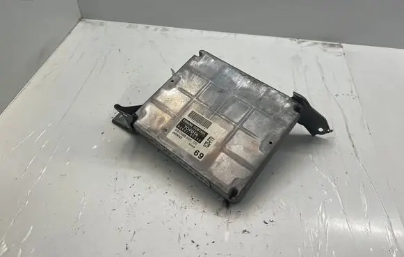 Toyota Avensis T250 Engine control unit/module 8966105690 MB1758006325