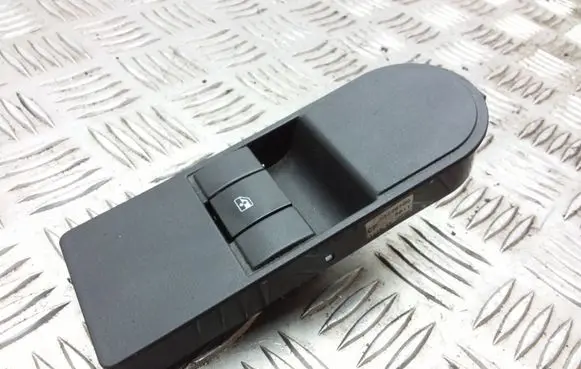 Opel Zafira B Electric window control switch 13228709