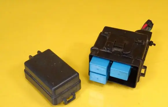 Suzuki Swift I Relay mounting block 