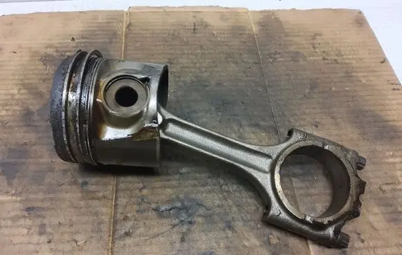 Volvo V70 Piston with connecting rod