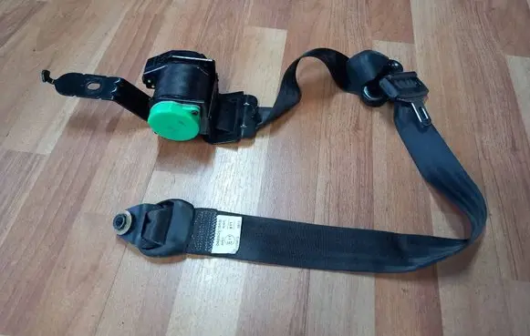 Chrysler Voyager Third row seat belt P04680516AB TJTT8204291339 04680516AB