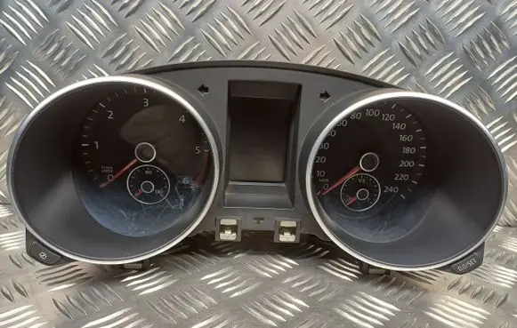 Volkswagen Golf VI Speedometer (instrument cluster) 5K0920860J